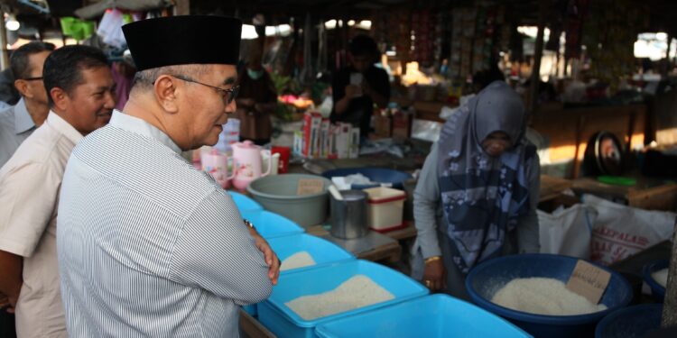 PASTIKAN KETERSEDIAAN BAHAN POKOK MENJELANG HARI RAYA IDUL FITRI 1444H, BUPATI HSS PANTAU PASAR TERPADU DAN LOS BATU KANDANGAN