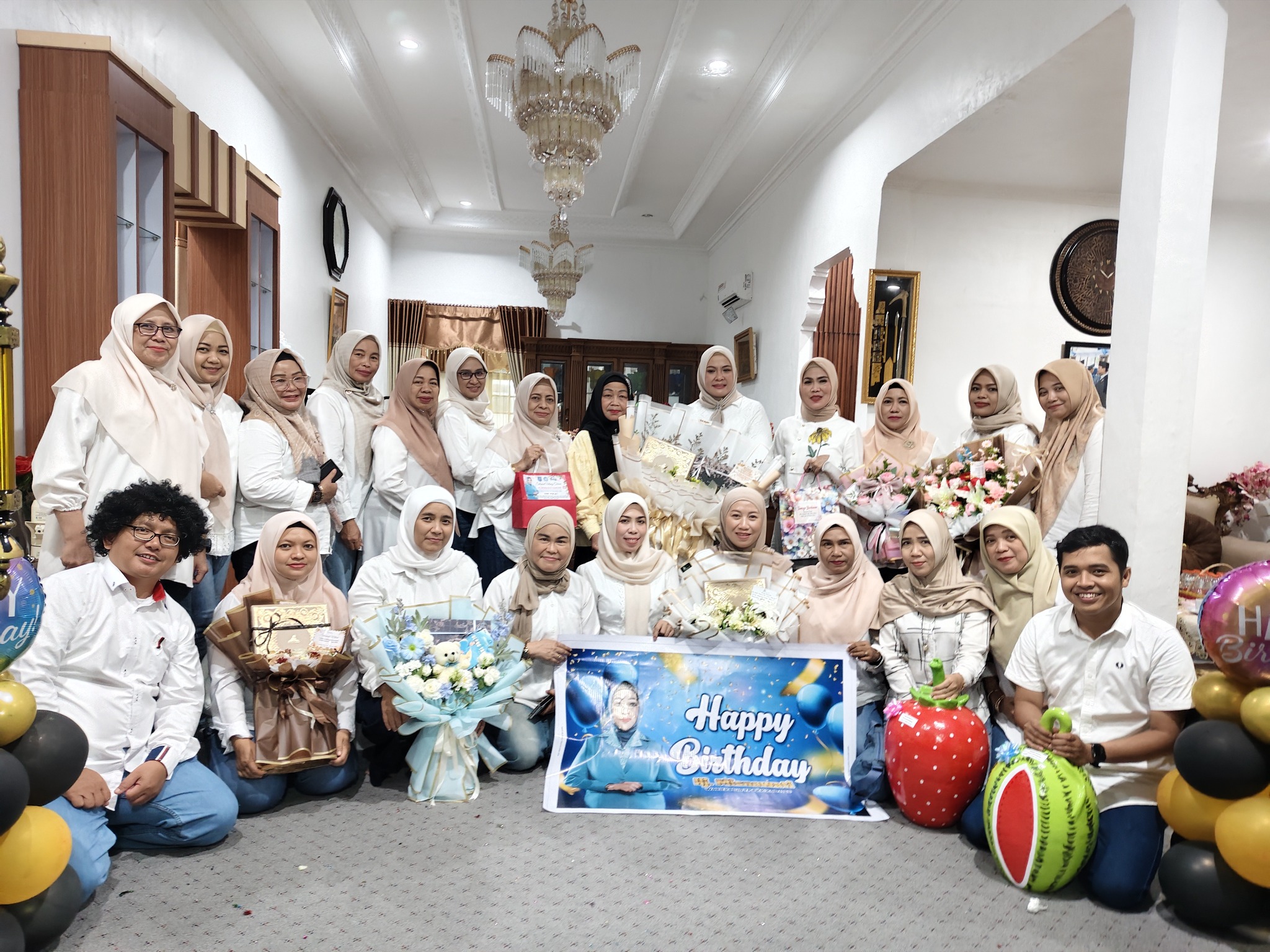 KETUA TP PKK HSS BERI KEJUTAN MILAD WAKIL KETUA, PERERAT KEKOMPAKAN DAN KEKELUARGAAN