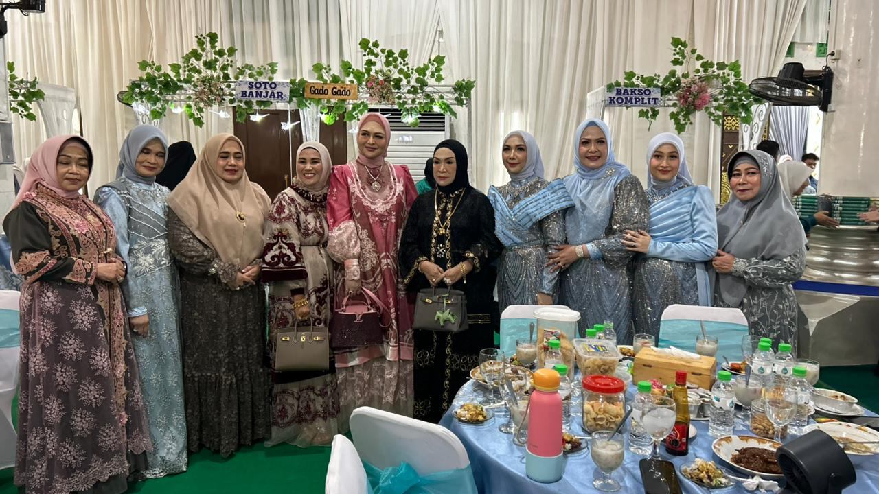 NUANSA RELIGIUS WARNAI KEHADIRAN KETUA DAN WAKIL KETUA TP PKK HSS DI RESEPSI PERNIKAHAN PONPES DALAM PAGAR